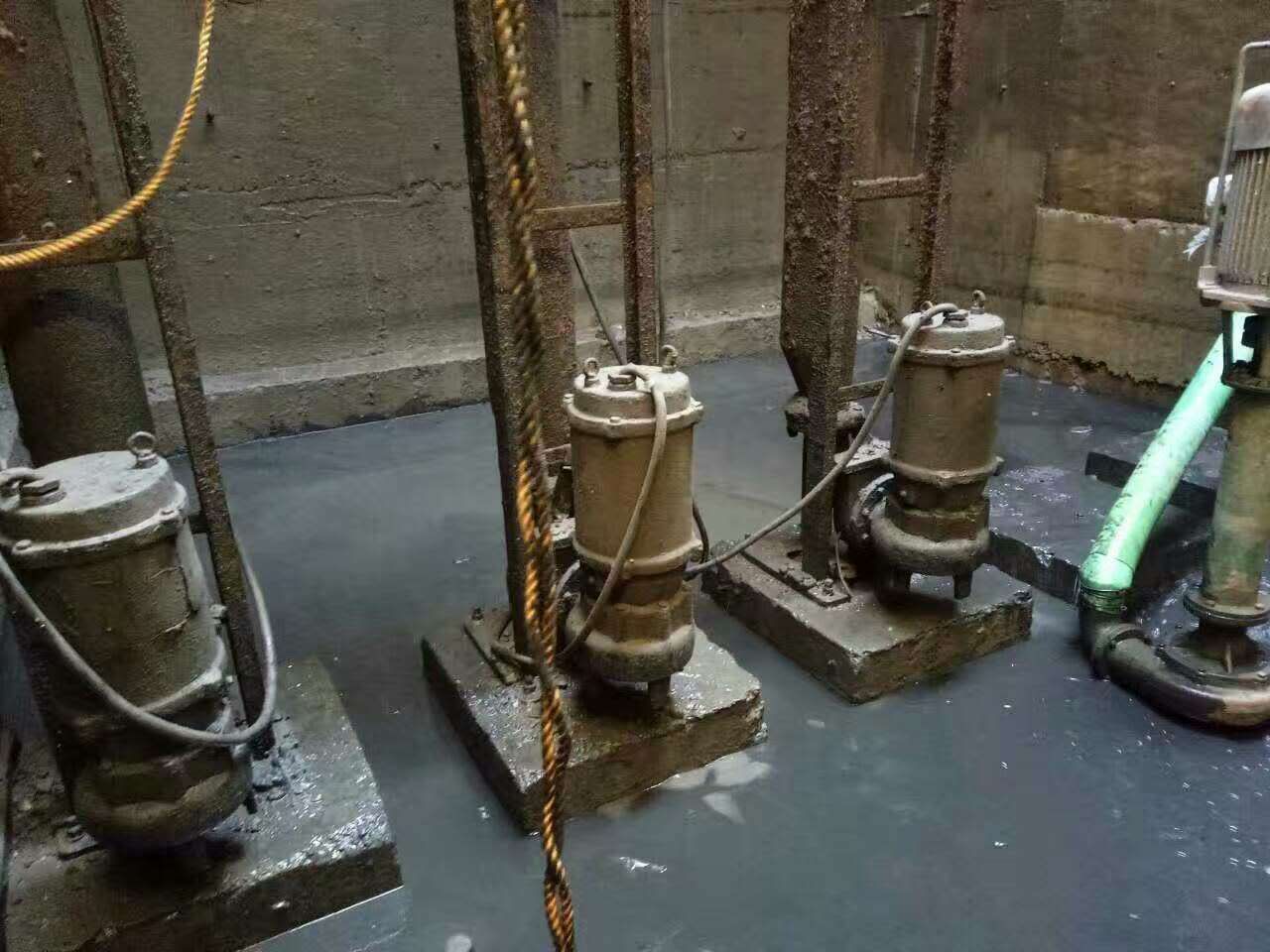 苍溪污水池清理