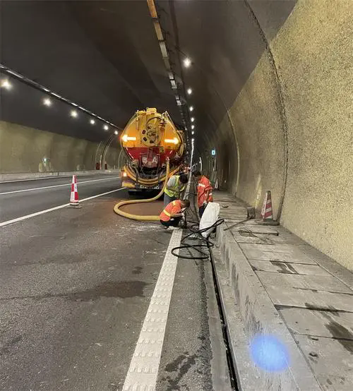 苍溪隧道排水渠清淤